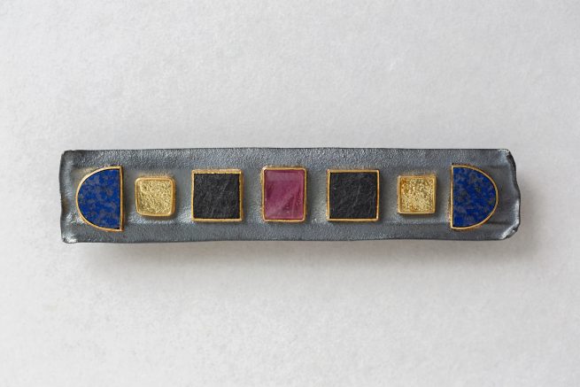 Brosche, Gold, Rubin, Lapislazuli, Schiefer, Silber geschmort, oxydiert, 2018
