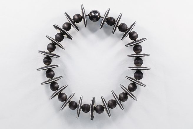 Halsschmuck, Holzmodule, Kupfer versilbert, Schmucksteine, Magnetverschluss, 1986